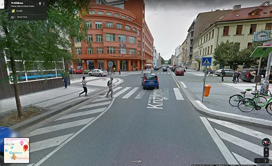 Na další křižovatce zahnete doleva do Thámovy ulice.