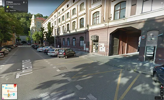 Prvním průjezdem po pravé straně vjedete do vnitrobloku.